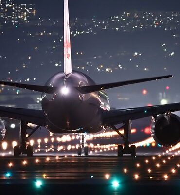 Flugzeug auf der nächtlichen Rollbahn, unterwegs zum nächsten Business Coaching