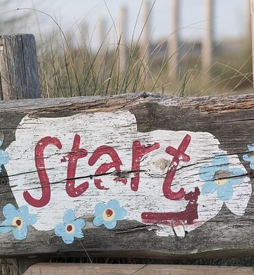 start-2465624_640 Schild mit roter Schrift "Start zur beruflichen Neuorientierung"