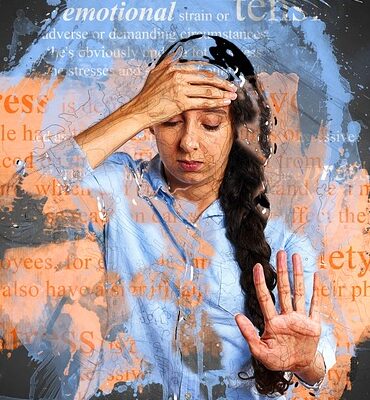 Gestresste Frau die sich vielleicht schon im Burnout befindet, hält die Handfläche abwehrend vor sich